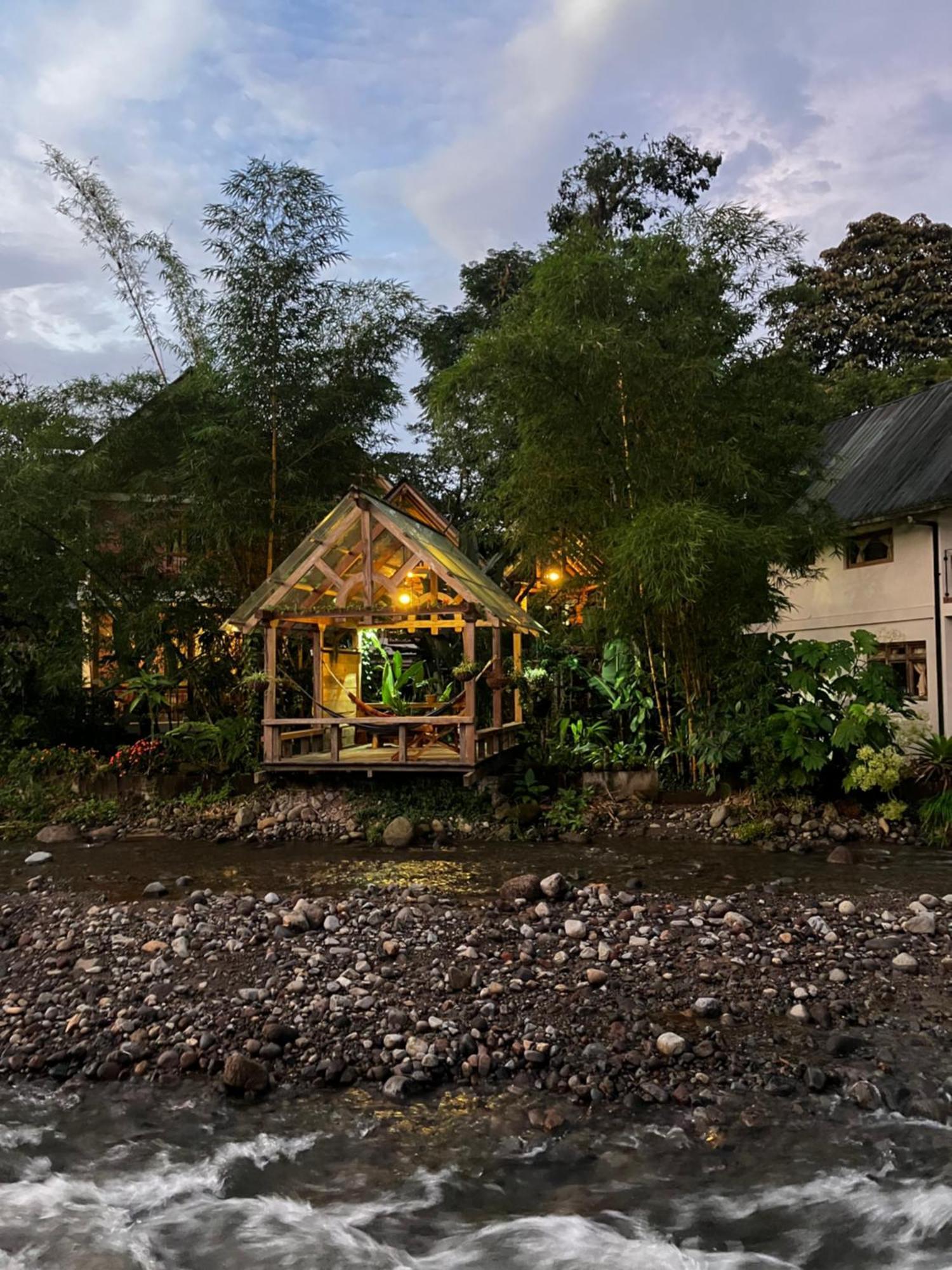 Casa Del Rio En Mindo Bed & Breakfast エクステリア 写真